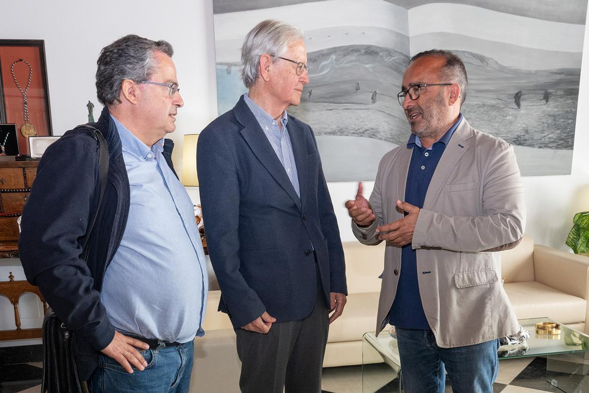 Reunion de la Diputación de Cáceres junto con la Liga Española de la Educación y la Liga Extremeña.
