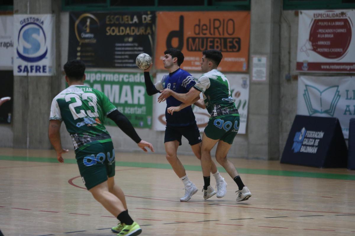 Una acción del duelo entre Bueu Atlético e Ingenio disputado en el pabellón Pablo Herbello.