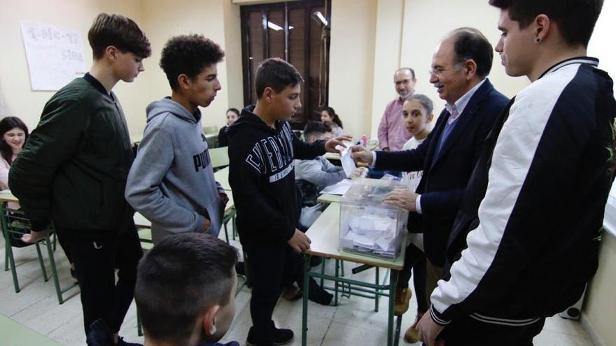 Los alumnos votan hoy a sus representantes en los consejos escolares