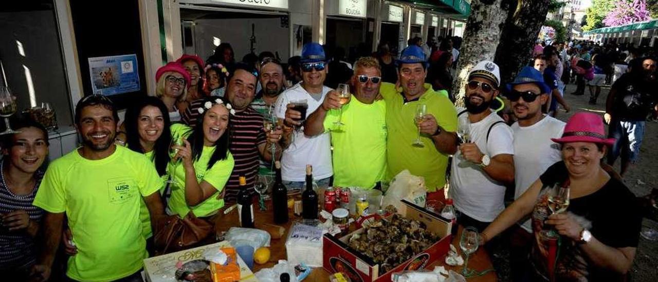 Un grupo de amigos, en la Festa do Albariño que se celebra en Cambados. // Iñaki Abella