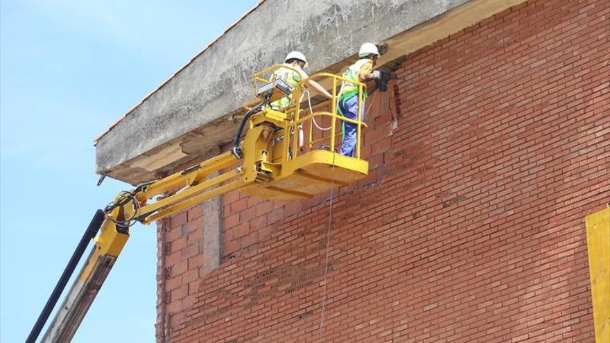 Comienza la obra para reparar la grieta de un edificio en Suerte de Saavedra
