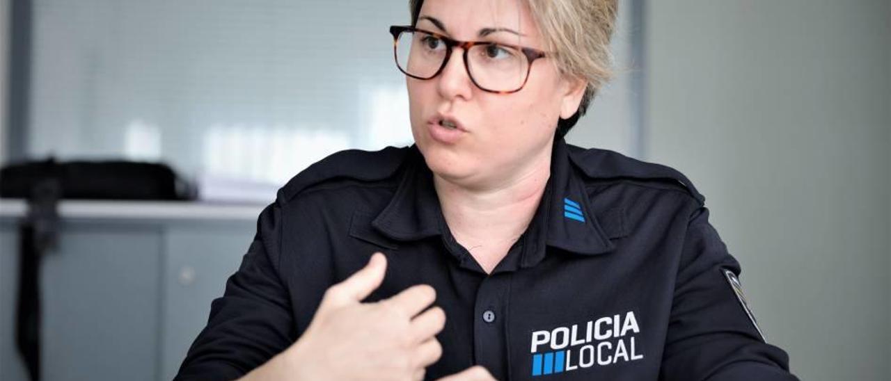 La agente de la Policía Local de Palma Sonia Vivas, responsable de atención a los delitos de odio, durante la entrevista.