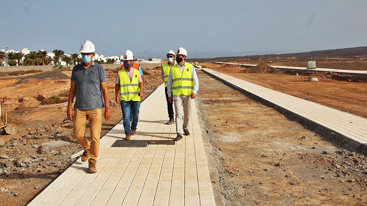 Las obras del vial que aliviará el tráfico en el centro de Playa Blanca están a la mitad