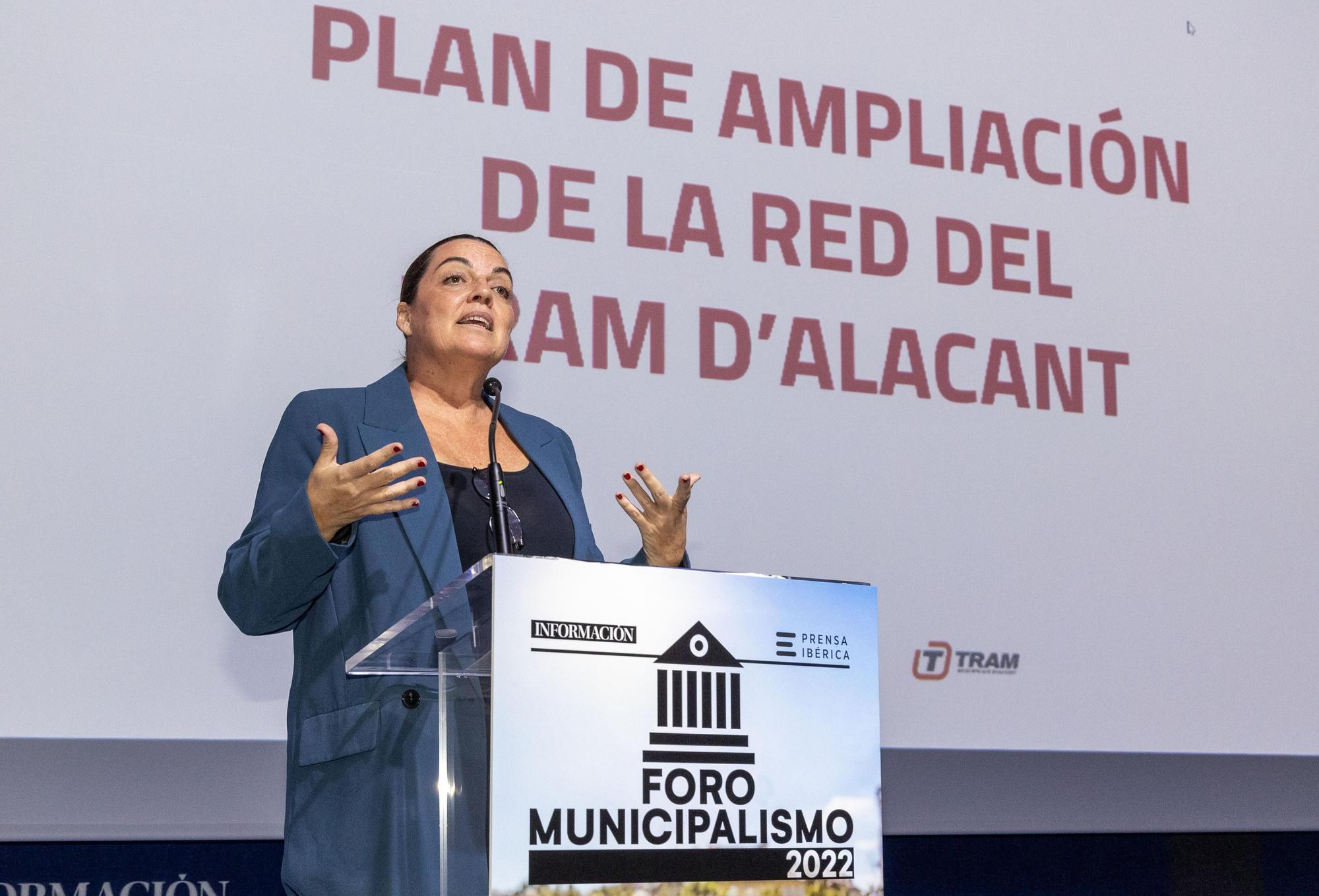 La gerente de Ferrocarriles de la Generalitat exponiendo los planes para ampliar el TRAM en la provincia de Alicante.