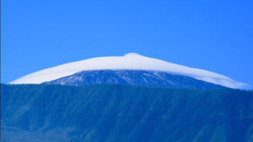 Un espectacular sombrero en el Teide presagia lluvias en Tenerife