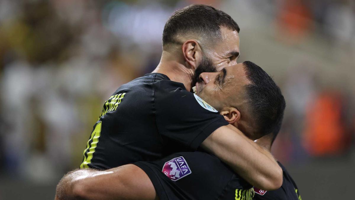 Benzema celebra un gol con un compañero