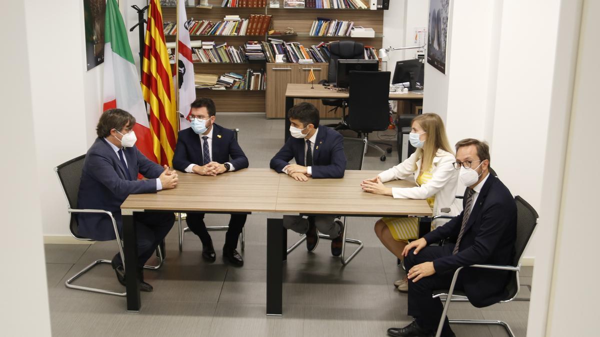 El president Aragonès, l&#039;expresident Puigdemont, el vicepresident Jordi Puigneró