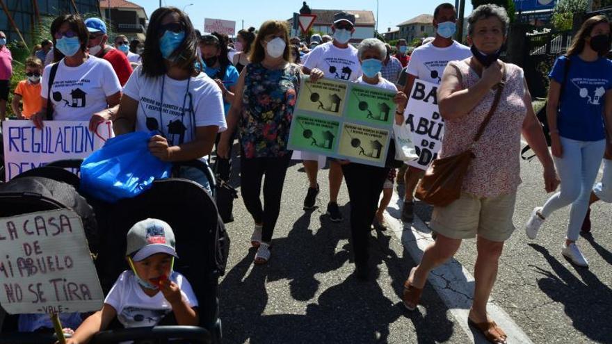 Manifestantes de todas las edades, con pancartas de protesta