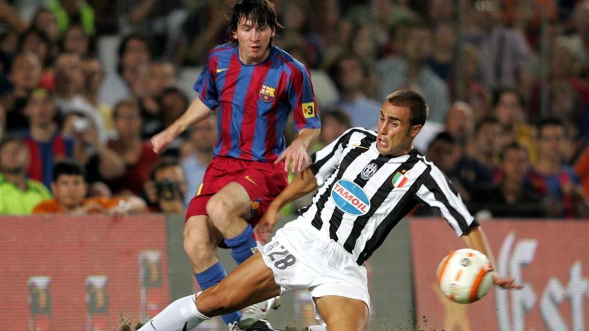 Messi se escapa de Cannavaro en una acción del partido que encumbró a Leo