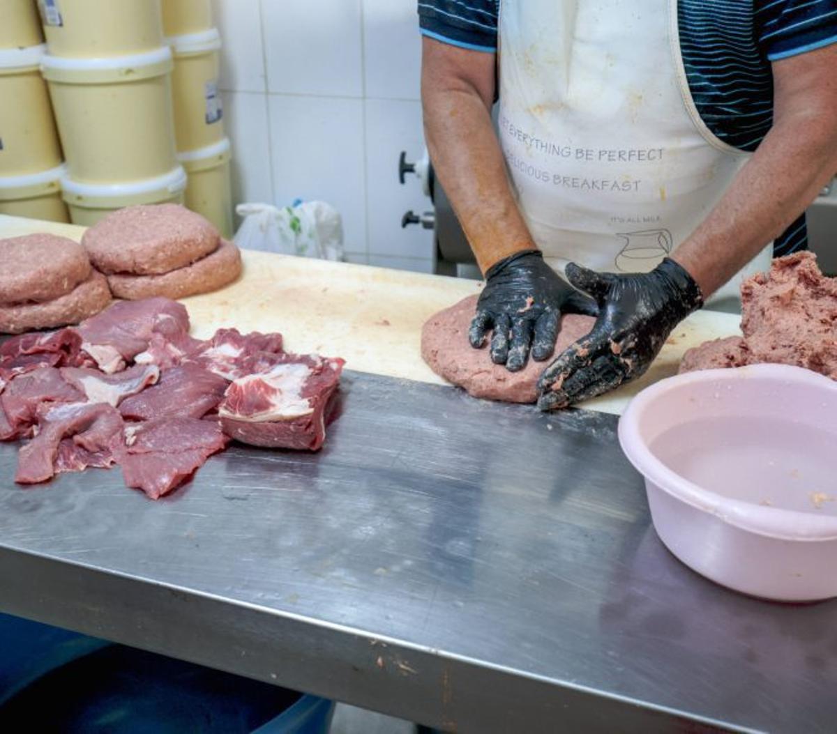 La carne se compra a diario y se elabora en sus cocinas.