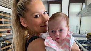 Kournikova y su hija recién nacida.