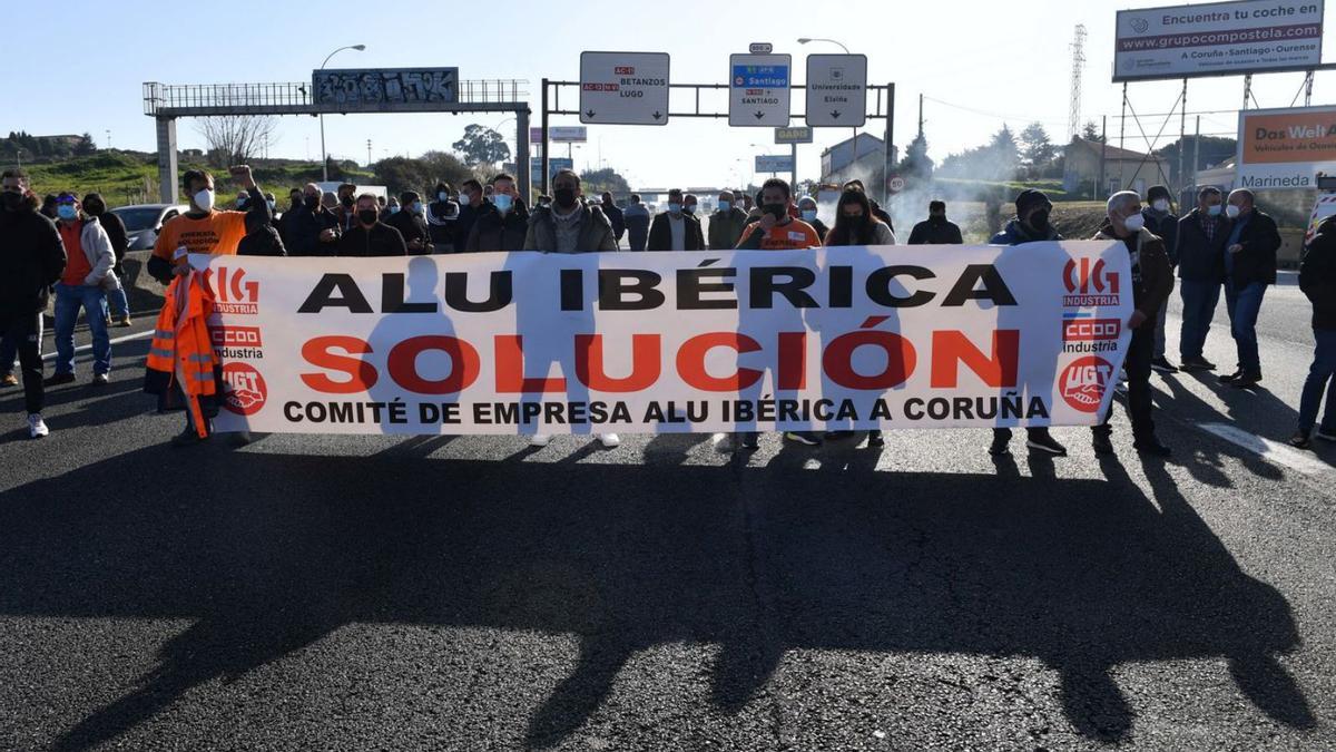 Trabajadores de Alu Ibérica ayer durante un corte de tráfico reivindicativo en Alfonso Molina. |   // VÍCTOR ECHAVE  