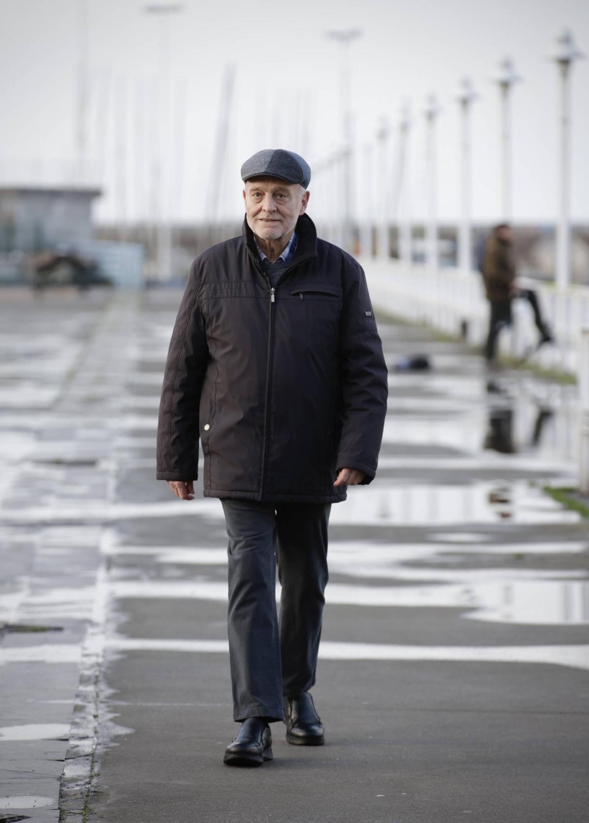 Agustín Guzmán Sancho, en el puerto deportivo de Gijón.