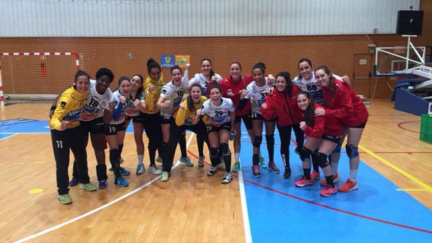 Las jugadoras del Rincón Fertilidad celebran su victoria en el Municipal ibicenco.