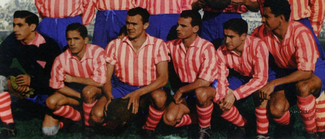 Alineación del Sporting de la temporada 1950-51 con las medias rojiblancas. | LNE