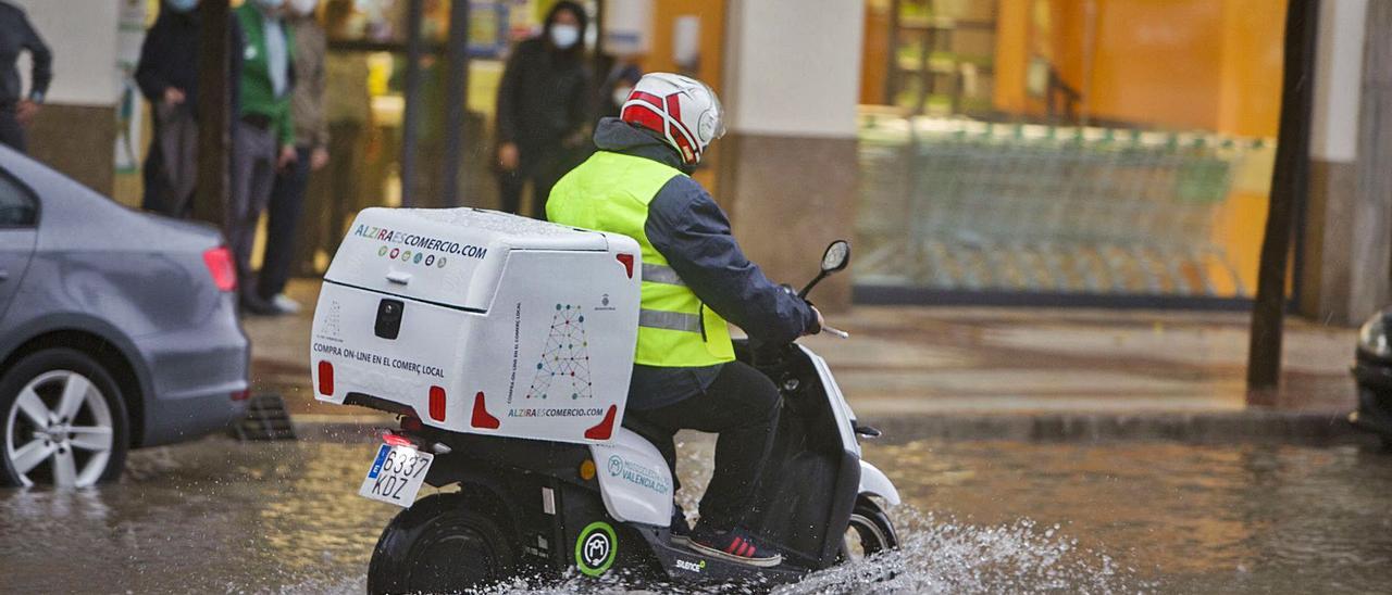 Una calle de Alzira anegada en el temporal de principios de noviembre. | PERALES IBORRA