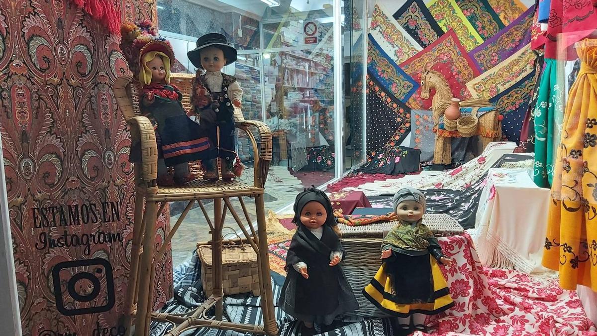 FOTOGALERÍA | Así luce el nuevo escaparate 'extremeño' de Retales Manolo en Cáceres