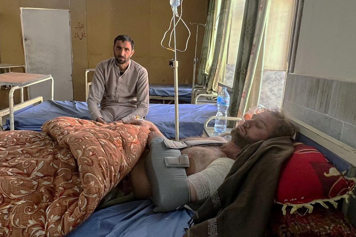 Un hombre, herido en los combates nocturnos en la frontera entre Pakistán y Afganistán, recibe tratamiento en un hospital en Khar, en el distrito de Bajaur, en la provincia paquistaní de Khyber Pakhtunkhwa. Un hombre, herido en los combates nocturnos en la frontera entre Pakistán y Afganistán, recibe tratamiento en un hospital en Khar, en el distrito de Bajaur, en la provincia paquistaní de Khyber Pakhtunkhwa.