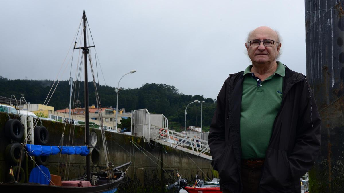 Arturo Sánchez Cidrás, próximo Fillo Adoptivo de Bueu, en el puerto del municipio.