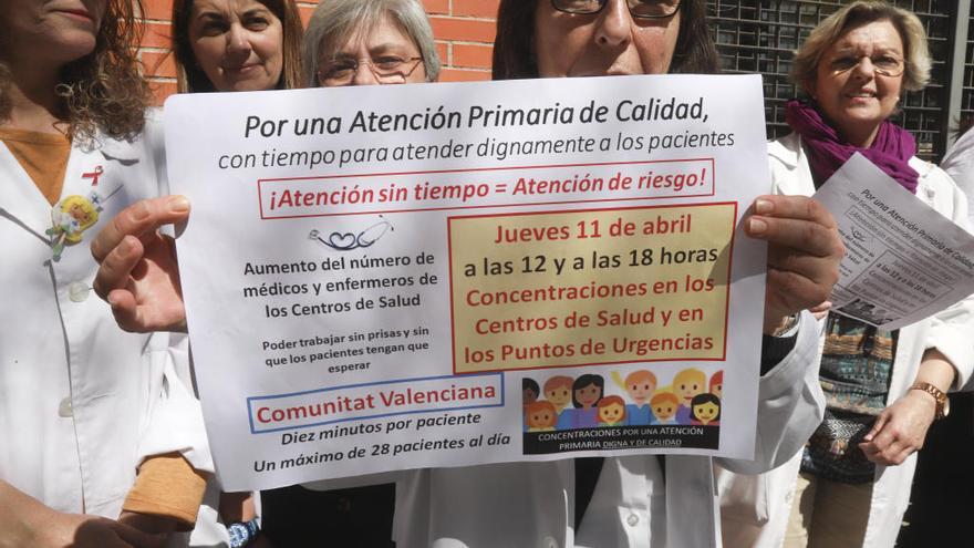 Profesionales de un centro de salud de Xàtiva en la última protesta de abril.