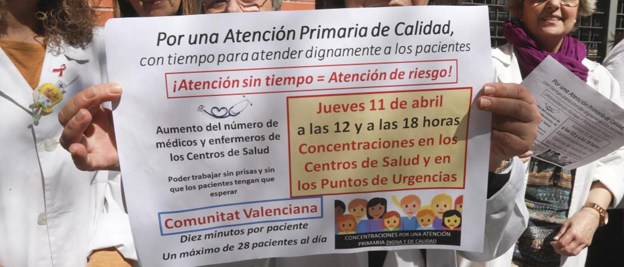 Profesionales de un centro de salud de Xàtiva en una de las protestas de primavera.