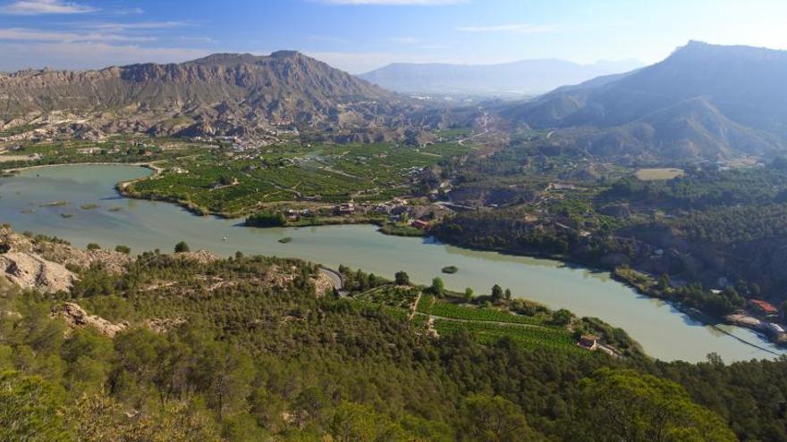 Imagen del Azud de Ojós en Murcia. Lugar desde donde se distribuyen los recursos destinados al trasvase tras usar el cauce del Segura como colector y mengua el caudal de la ribera.