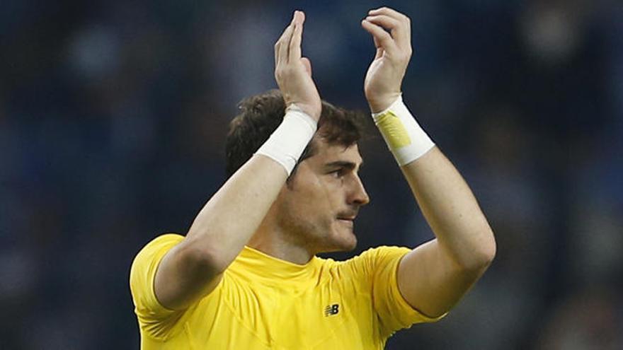 Casillas, aplaudiendo a los aficionados del Oporto