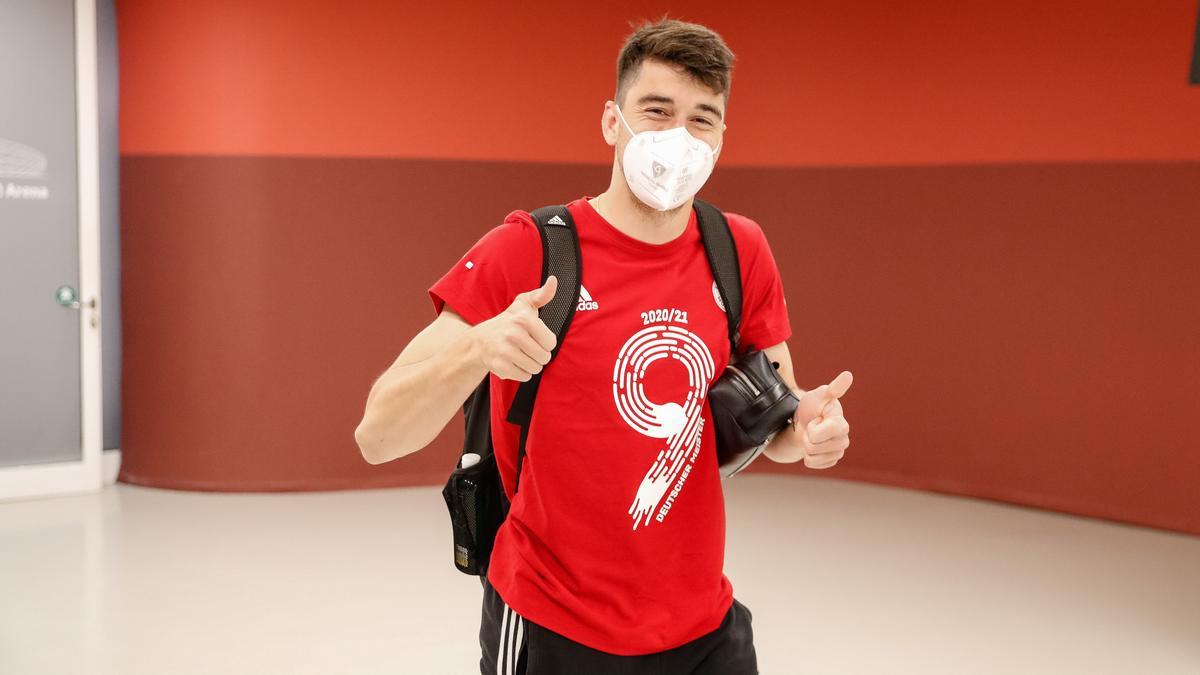 Marc Roca, con la camiseta conmemorativa del noveno título consecutivo de la Bundesliga del Bayern.