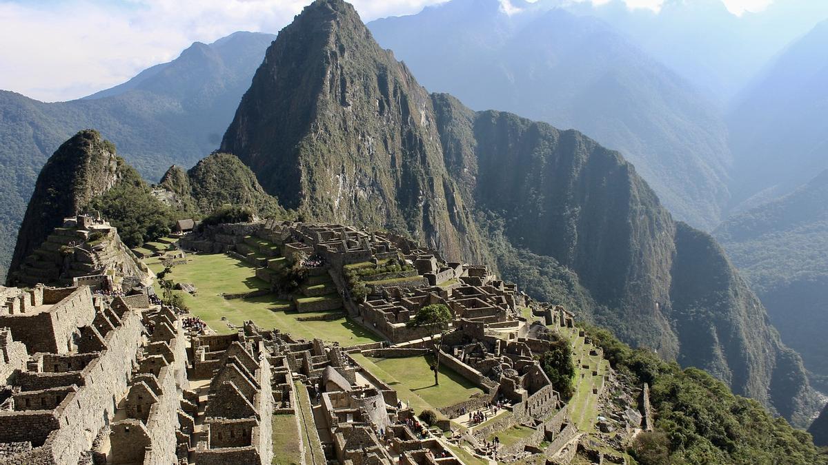 Insights into the genetic histories and lifeways of Machu Picchu's  occupants