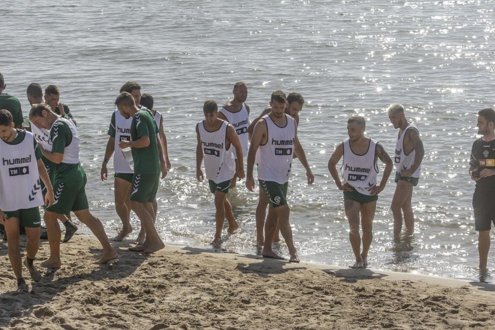 Entrenamiento del Elche CF en la playa de El Pinet