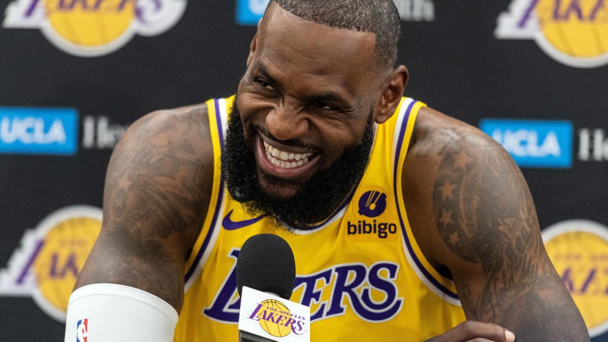 Archivo - 26 September 2022, US, Los Angeles: Lakers' LeBron James speaks during a press conference as part of their preparation for the upcoming NBA season. Photo: Maximilian Haupt/dpa