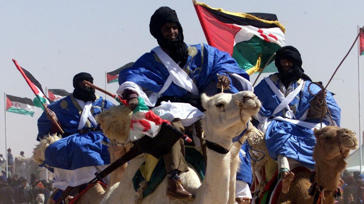 Campo de refugiados de El Ayoun, Argelia. Tropas a camello del Frente Polisario desfilan el 27 de febrero de 2001 en pro de la independencia del Sáhara Occidental. 