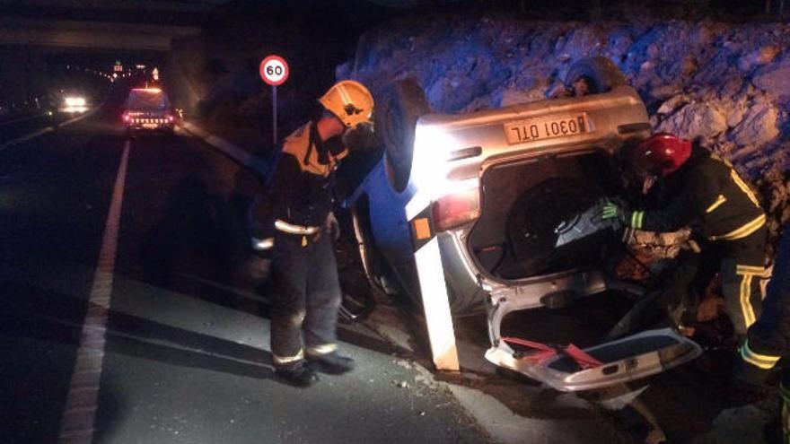 Un conductor sufre lesiones al volcar su coche e incendiarse