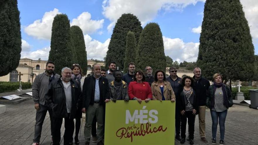 Miembros de Més, esta tarde en el cementerio de Son Coletes de Manacor.