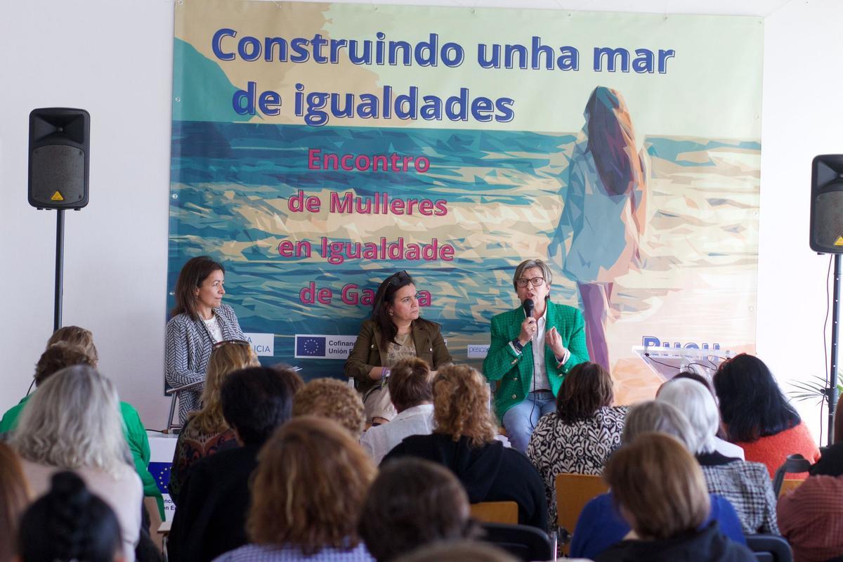 La diputada y exconselleira de Mar, Rosa Quintana (a la derecha), ayer en una de las mesas debate en Bueu.