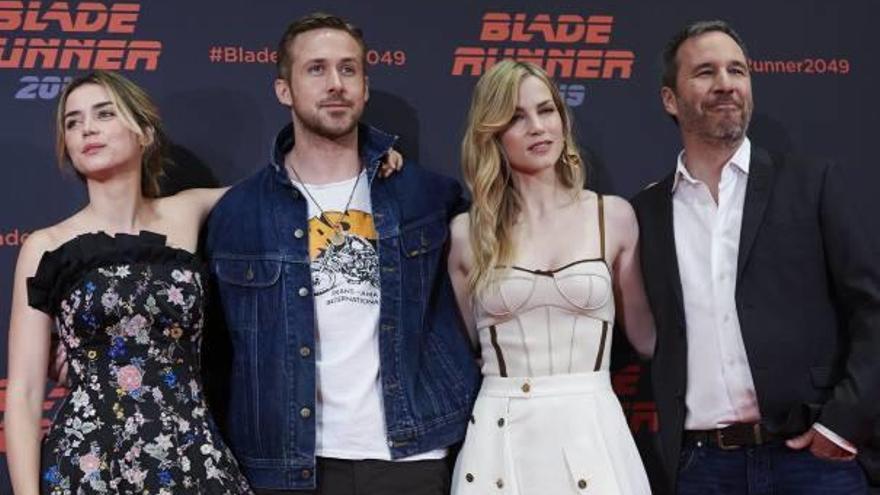 Los actores Ana de Armas, Ryan Gosling, Sylvia Hoeks y el director Denis Villeneuve posan durante la presentación de Blade Runner 2049.