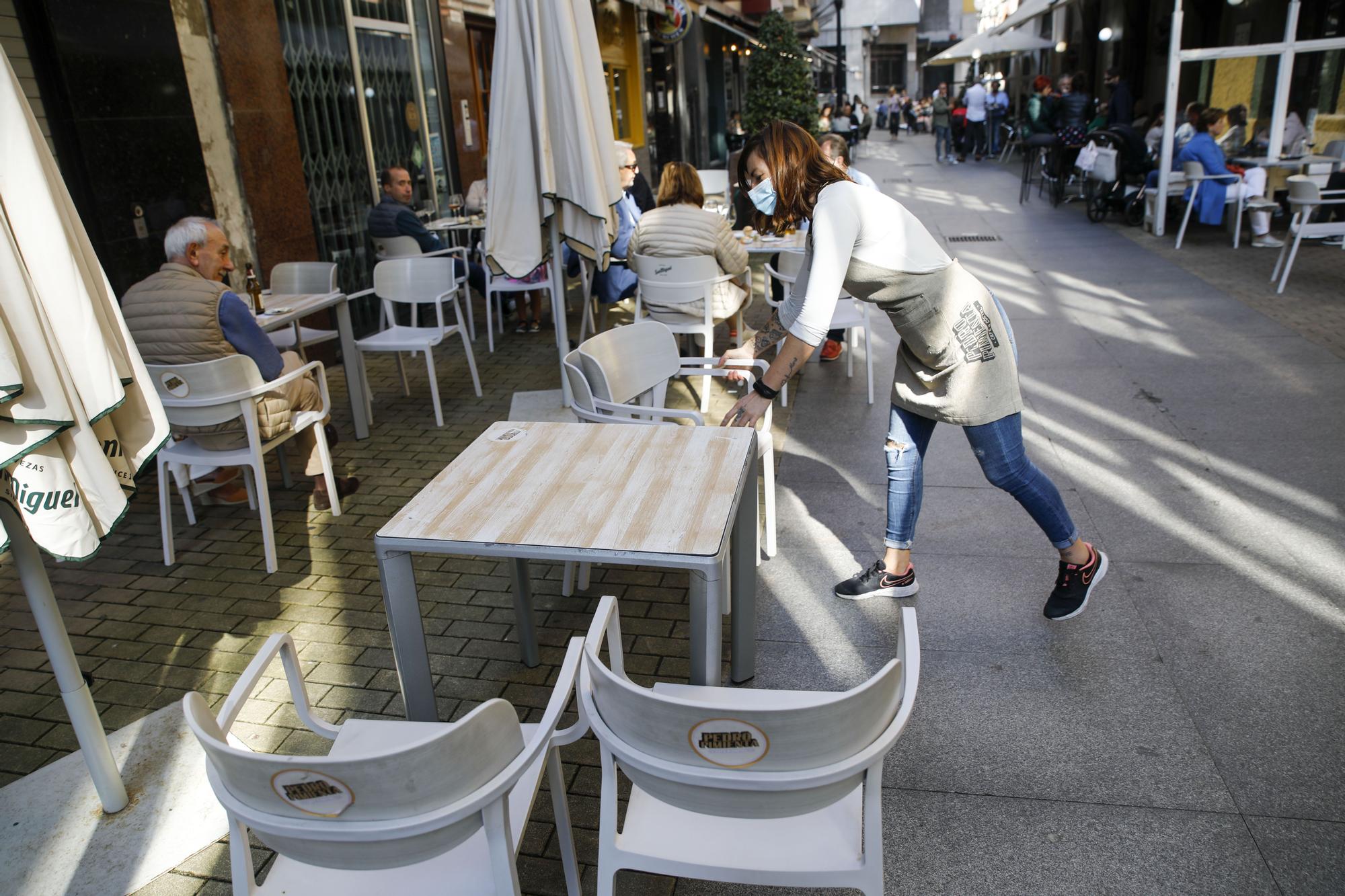 Las terrazas se repliegan en Gijón entre peticiones de "flexibilidad"