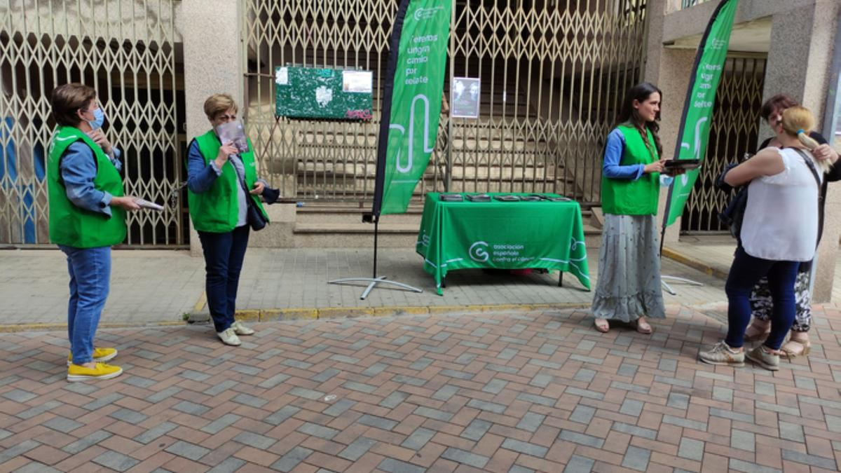 Voluntarias de la AECC de Benavente, en la jornada informativa. / E. P.