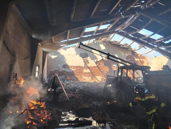 GALERÍA | Importantes daños en el incendio de una nave en Pereruela de Sayago