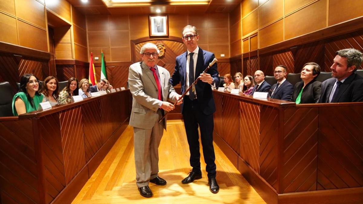 Miguel Ruiz entrega el bastón de mando de Pozoblanco a Santiago Cabello.