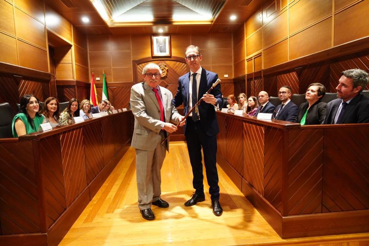 Miguel Ruiz entrega el bastón de mando de Pozoblanco a Santiago Cabello.