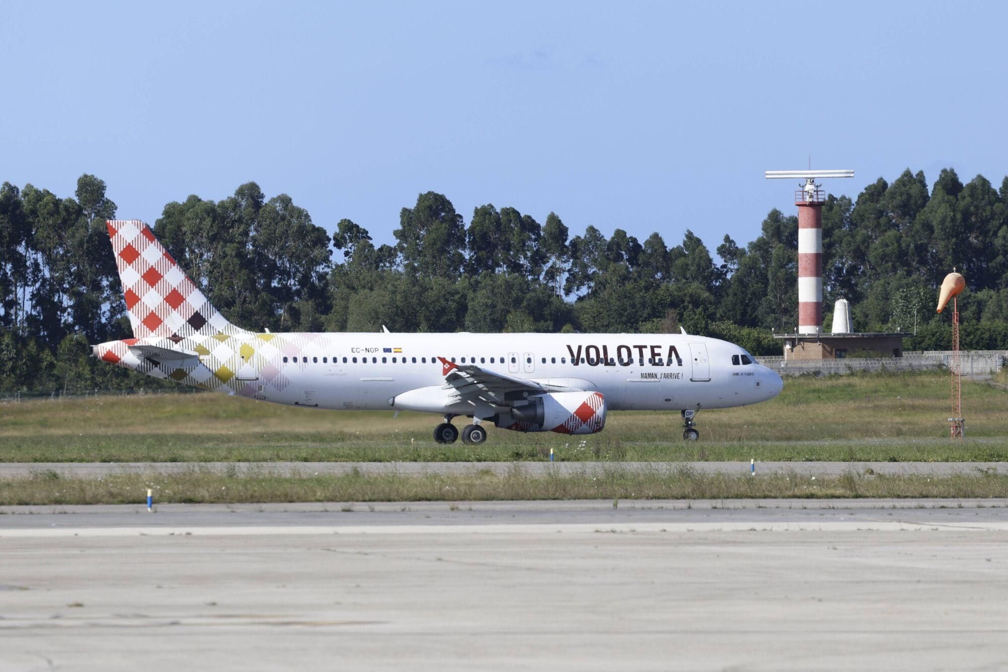 EN IMÁGENES: Llegada a Asturias del avión del Volotea que succionó a un hombre en el aeropuerto de Milán Bérgamo