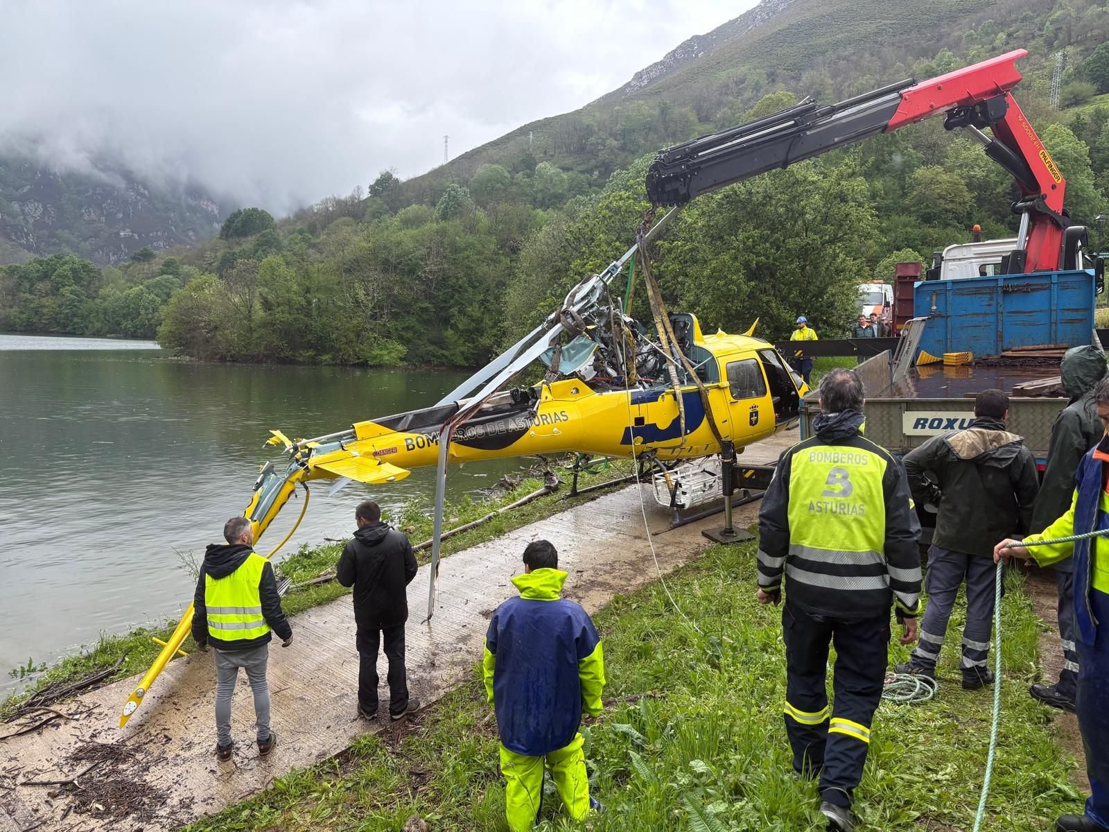 Así se sacó de las aguas de Tanes el helicóptero accidentado el pasado viernes