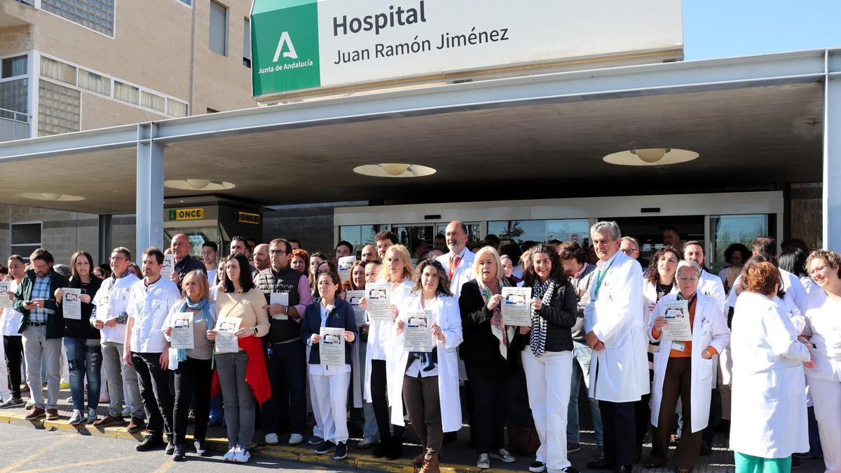 Movillización de protesta en la entrada del Hospital Juan Ramón Jiménez.