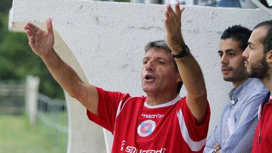 El entrenador del UD Ourense, Antonio Dacosta, gesticula en el partido contra el Os Chaos.