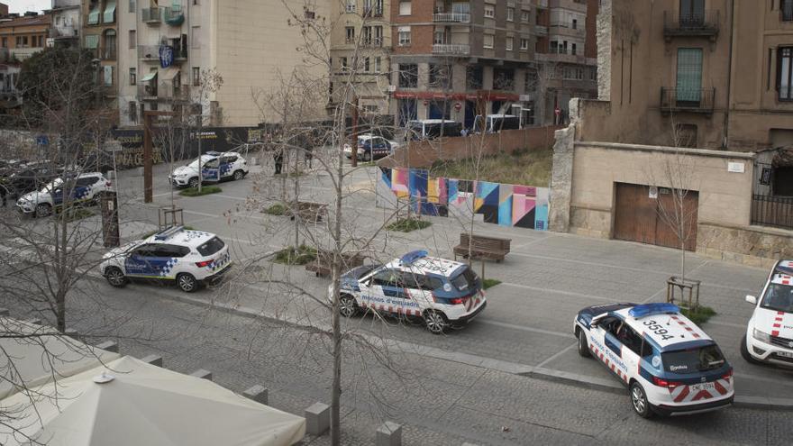 Desplegament dels Mossos d&#039;Esquadra pel pis ocupat al carrer Arbúcies de Manresa