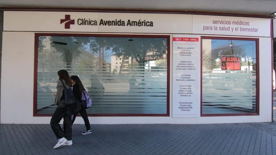 La clínica Avenida América promete soluciones a los pacientes, pero advierte de la tardanza