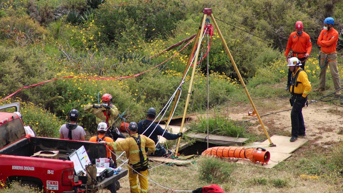 Miembros de un equipo de rescate trabajan en el sitio donde fueron encontrados tres cadáveres en el estado de Baja California donde un turista estadounidense y dos australianos fueron reportados como desaparecidos.