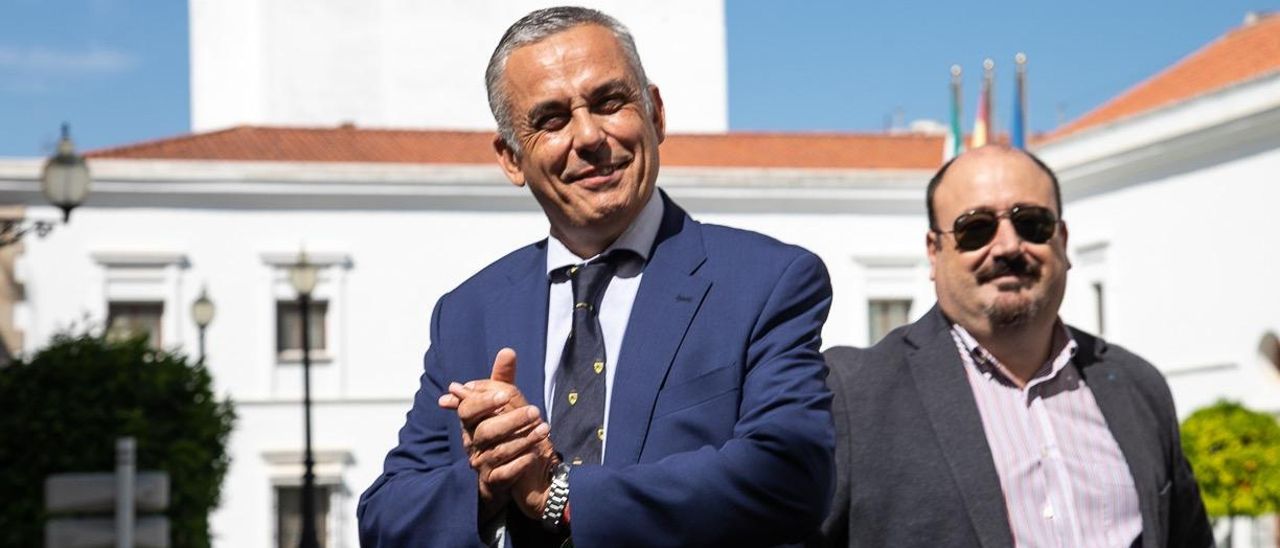 Ángel Pelayo, esta mañana en Mérida, tras concluir sus declaraciones a la prensa en la puerta de la Asamblea.