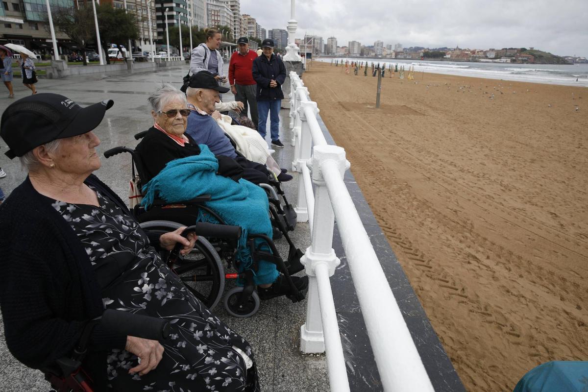 Mayores de la residencia de ancianos de Peleas de Abajo ven por primera vez el mar en Gijón